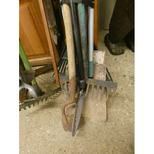 2385 - Bundle of garden tools