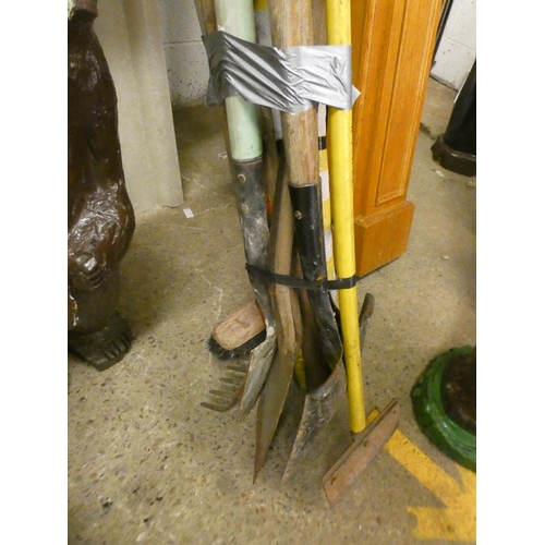 2386 - Bundle of garden tools