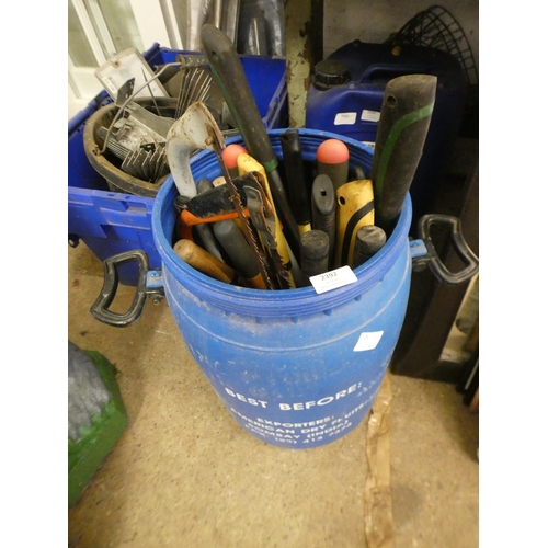 2392 - Tub of garden cutters/shears