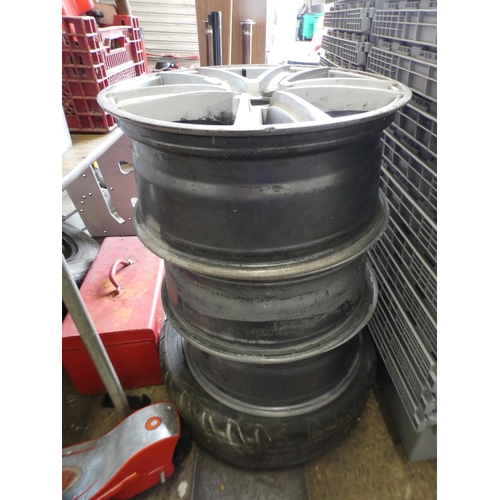 2433 - Set of Fox alloy wheels (18 x 75)