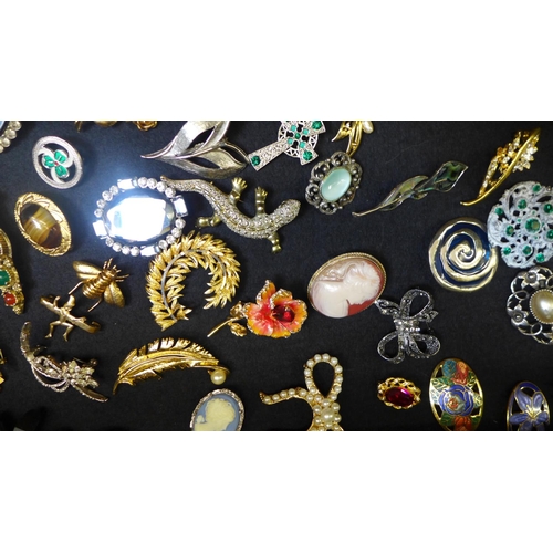 2125 - 100 Brooches