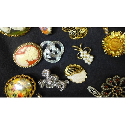 2125 - 100 Brooches