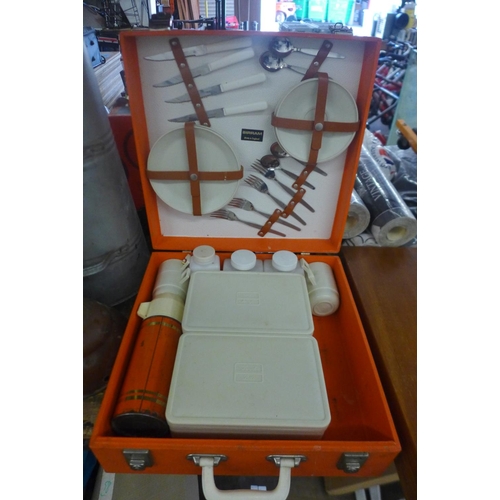 2251 - 1950's/60's orange picnic case, set of plates & cutlery