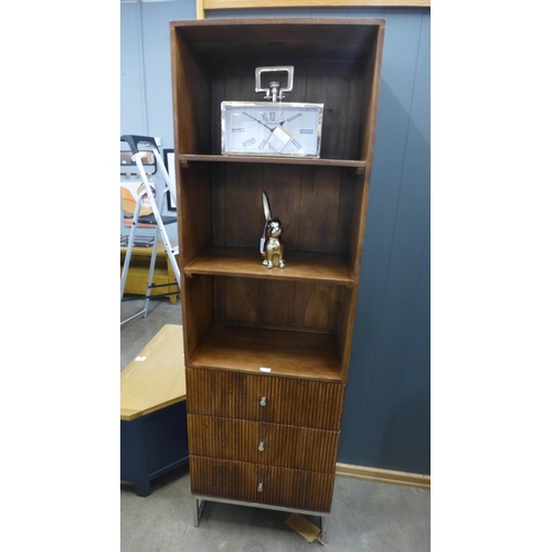 1489 - A Lynx shelving unit