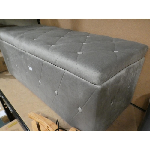 3069 - Grey fabric buttoned diamond stitched storage ottoman * This lot is subject to VAT