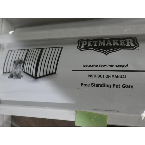 3071 - White painted wooden freestanding pet gate * This lot is subject to VAT