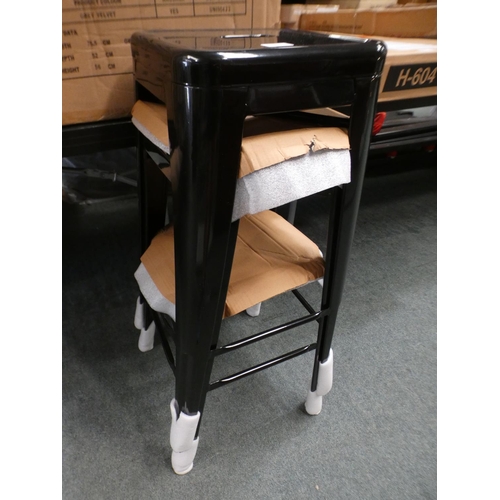 3189 - 2 Black metal bar/kitchen stools * This lot is subject to VAT