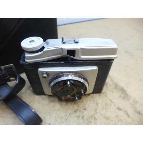 2089 - Vintage leather-effect case with a Praktica camera and one other camera for parts only, Meyer-Optic ... 