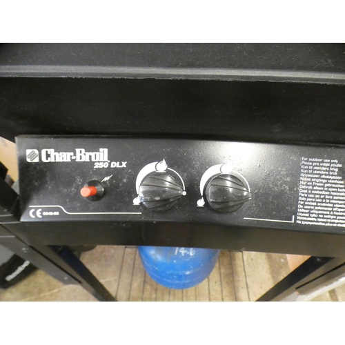 2352 - Char Broil DLX250 barbecue & gas