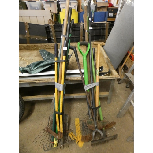 2361 - 4 Bundles of garden tools