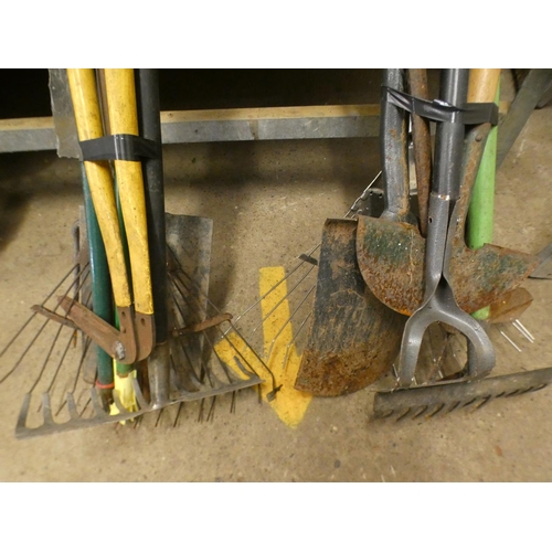 2361 - 4 Bundles of garden tools