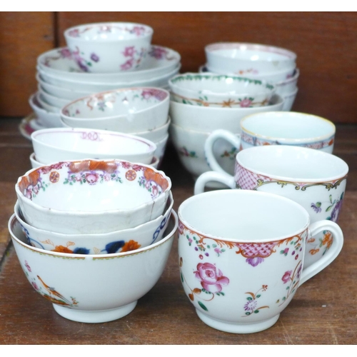 721 - A collection of Chinese famille rose export porcelain teacups and saucers, 18th/19th Century, twenty... 