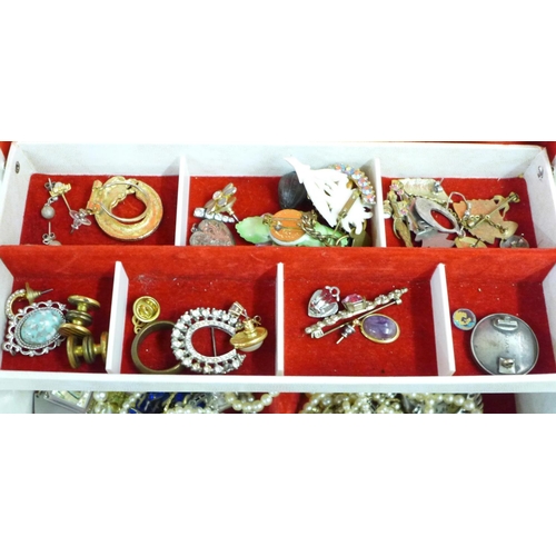 728 - A case of costume jewellery including a silver brooch lacking pin