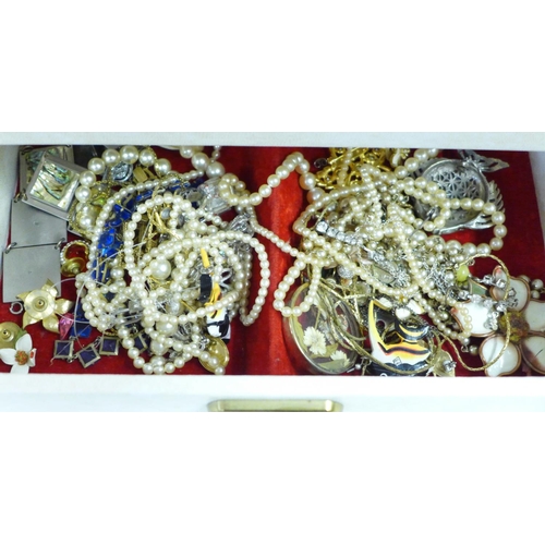 728 - A case of costume jewellery including a silver brooch lacking pin