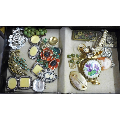 783 - A collection of costume jewellery and a jewellery box including two pairs of 9ct gold earrings and a... 