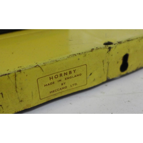 784 - A Hornby tin plate railway platform