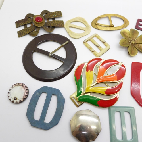 856 - A collection of vintage buckles, lucite and metal