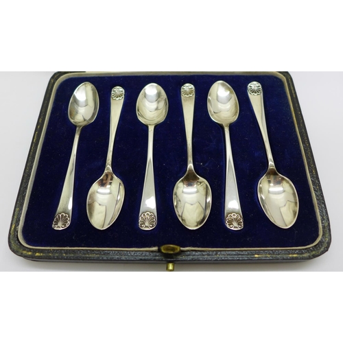 864 - A cased set of six silver coffee spoons, Birmingham 1925, 46g