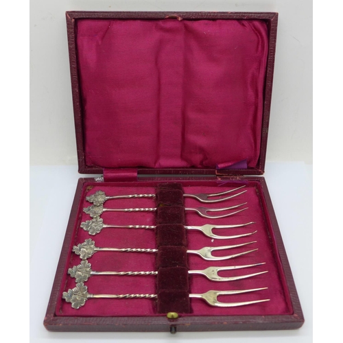 865 - A set of six silver olive forks, boxed, 44g