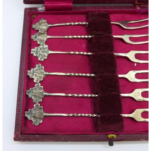 865 - A set of six silver olive forks, boxed, 44g