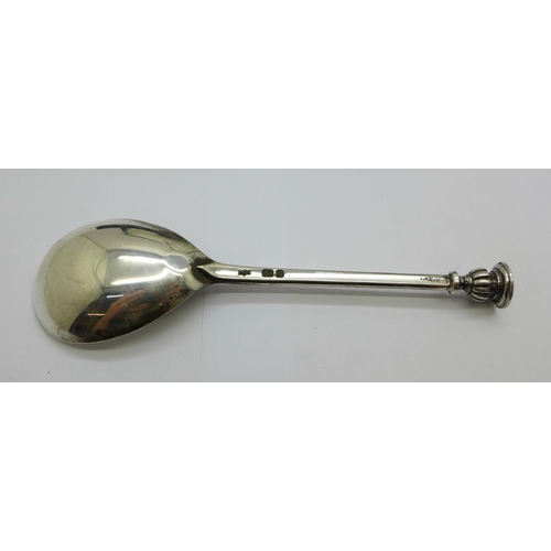 905 - A silver Christening spoon with seal top by Mappin & Webb, 33g, cased