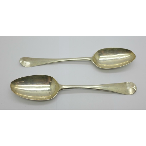 905A - Two Georgian silver spoons including one London 1762 by Thomas & William Chawner, total weight 121g