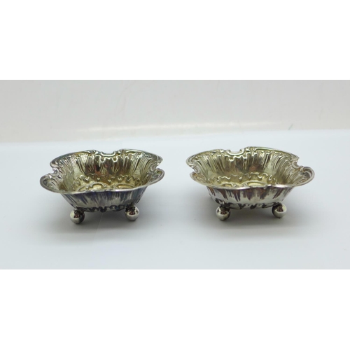 906 - A pair of small Victorian silver dishes, London 1897, 35g