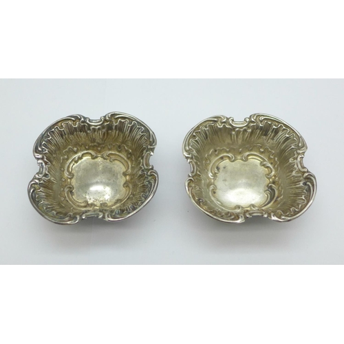 906 - A pair of small Victorian silver dishes, London 1897, 35g