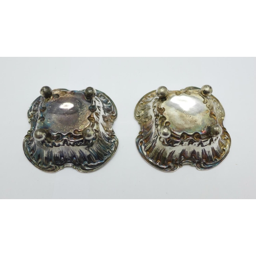 906 - A pair of small Victorian silver dishes, London 1897, 35g