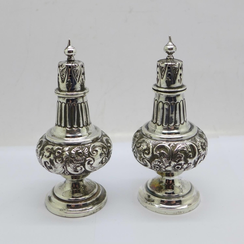 910 - A pair of Victorian silver peppers, Birmingham 1895, 68g