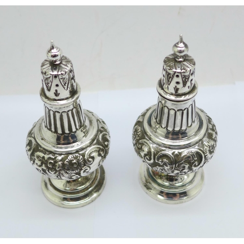 910 - A pair of Victorian silver peppers, Birmingham 1895, 68g