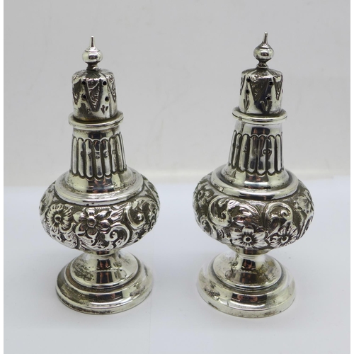 910 - A pair of Victorian silver peppers, Birmingham 1895, 68g