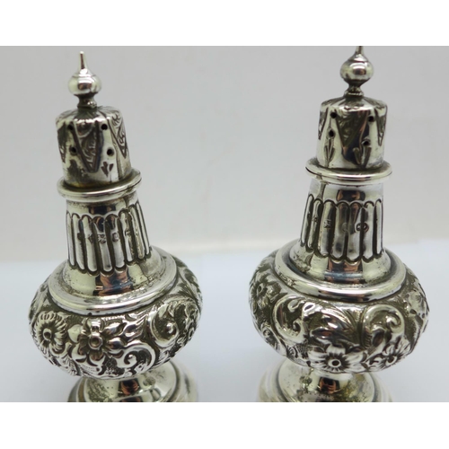 910 - A pair of Victorian silver peppers, Birmingham 1895, 68g