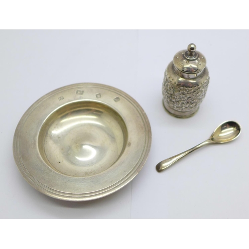 911 - Three silver items including a dish, a Victorian pepper and a salt spoon, total weight 68g