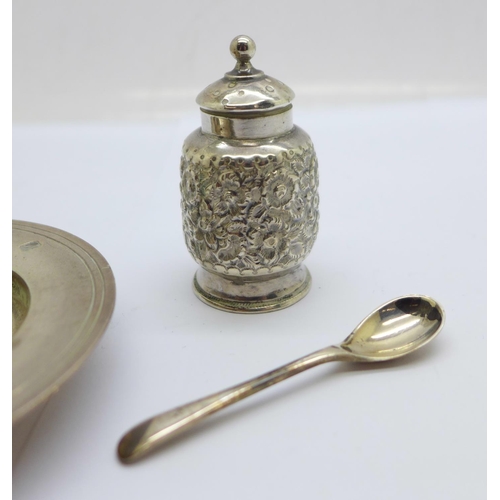 911 - Three silver items including a dish, a Victorian pepper and a salt spoon, total weight 68g