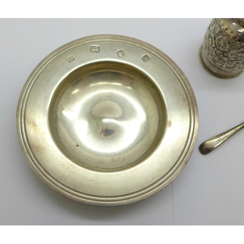 911 - Three silver items including a dish, a Victorian pepper and a salt spoon, total weight 68g