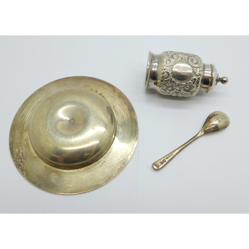 911 - Three silver items including a dish, a Victorian pepper and a salt spoon, total weight 68g