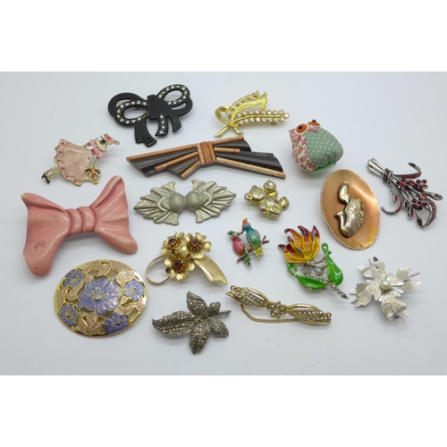 918 - A collection of brooches