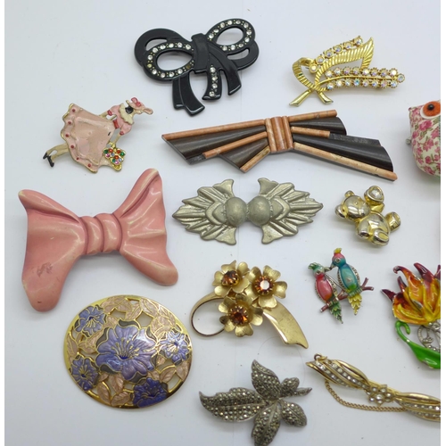 918 - A collection of brooches