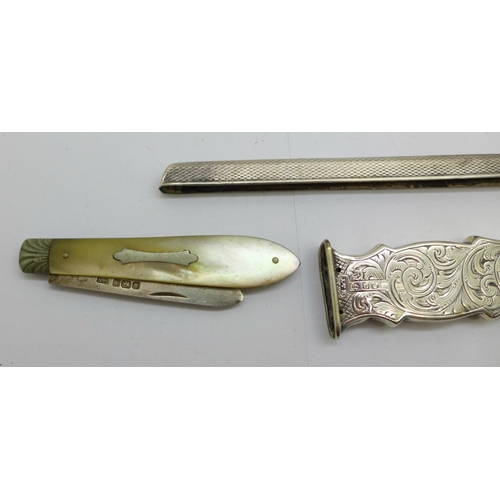 925 - A silver cased watch, a/f, a Victorian silver handle, a silver comb back and a silver and mother of ... 