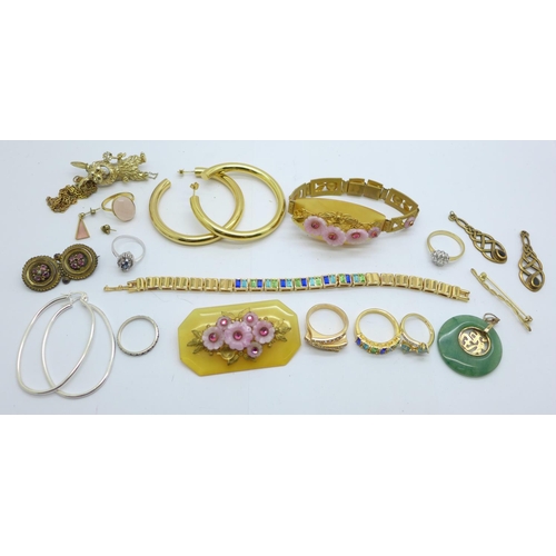 927 - A collection of costume jewellery