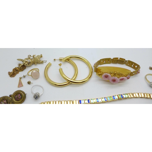 927 - A collection of costume jewellery