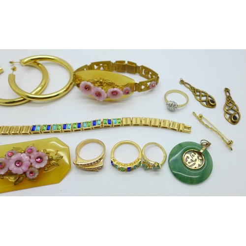 927 - A collection of costume jewellery