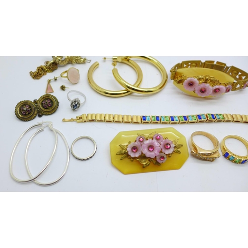 927 - A collection of costume jewellery