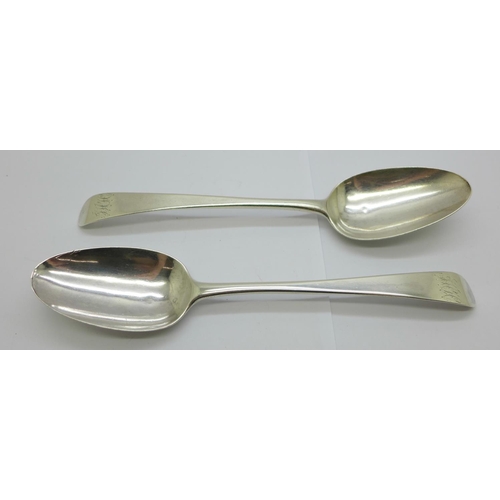 940 - A pair of George III silver spoons, by Hester Bateman, London 1777, 143g