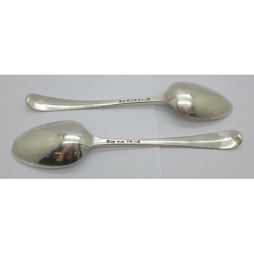 940 - A pair of George III silver spoons, by Hester Bateman, London 1777, 143g