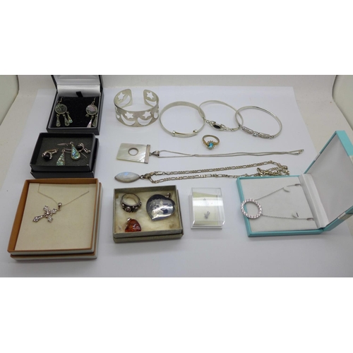 970 - Assorted silver jewellery