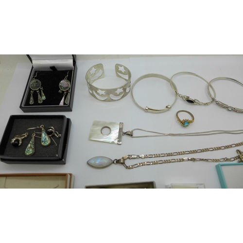 970 - Assorted silver jewellery