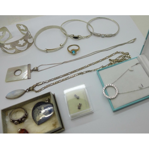 970 - Assorted silver jewellery