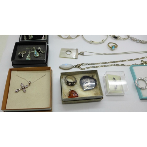 970 - Assorted silver jewellery